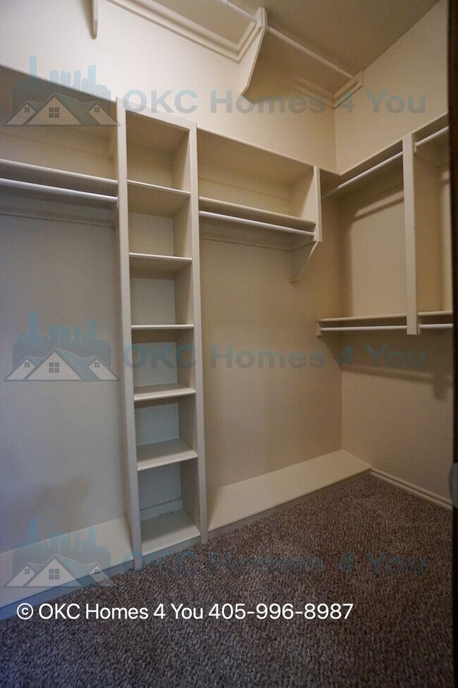 Building Photo - Executive Home in Yukon Schools