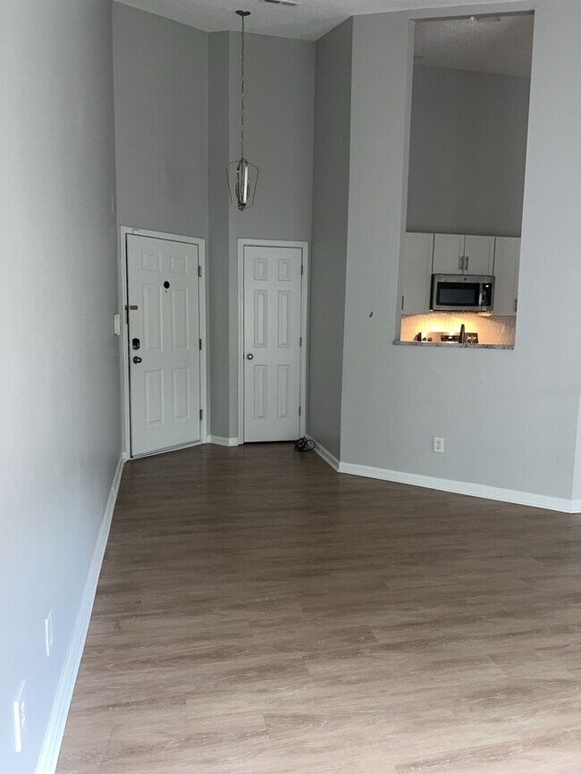 Building Photo - 1 Bedroom 1 Bathroom Condo