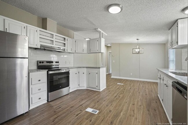 Building Photo - 226 Twin Creek Dr