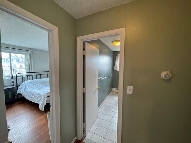 Building Photo - 2 Bed 1 Bath