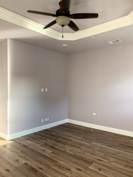 Building Photo - 2220 Vanderbilt Ln