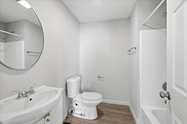 Building Photo - 2819 N Gladstone Ave