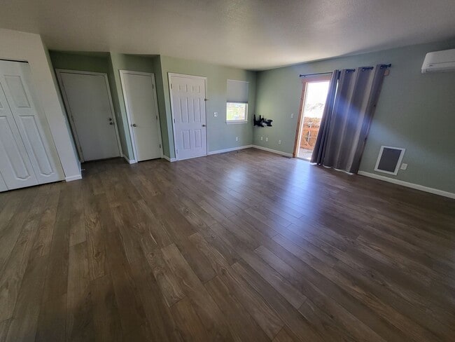 Building Photo - NIG0201&gt;**