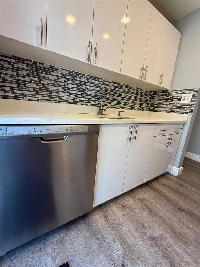 Building Photo - 10814 N Kendall Dr