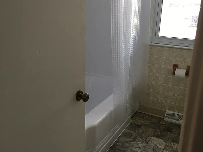Building Photo - Amazing 3 bedroom, 1 bathroom house in Southampton.