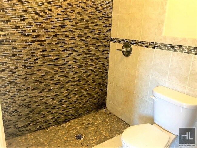 Building Photo - 869 E 95th St