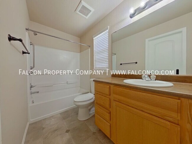 Building Photo - 6070 San Mateo Dr