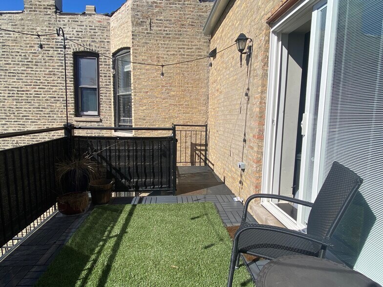 Building Photo - 1312 N Claremont Ave