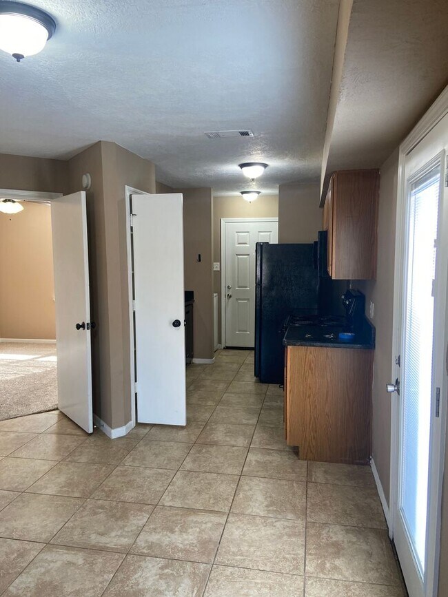 Building Photo - AUGUST 2026 PRE-LEASE Wonderful 3 Bed, 3 Bath Duplex Walking Distance from Campus!