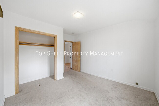 Building Photo - 502 Lacona Ave