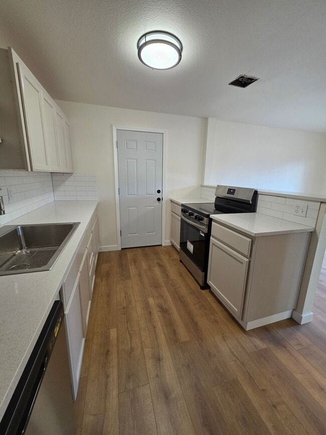 Building Photo - Recently Updated Home