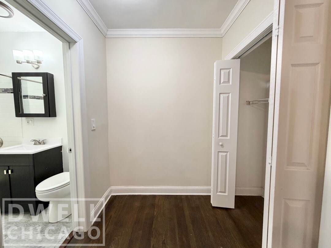 Building Photo - 3346 N Marshfield Ave