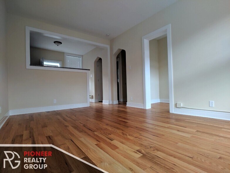 Building Photo - 4409 N Wolcott Ave