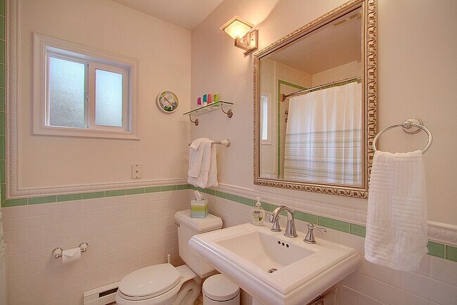 Building Photo - 421 10th Ave E