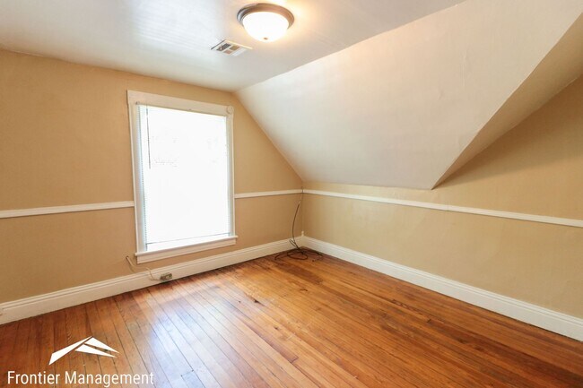 Building Photo - Awesome 6 bedroom home in a great location!