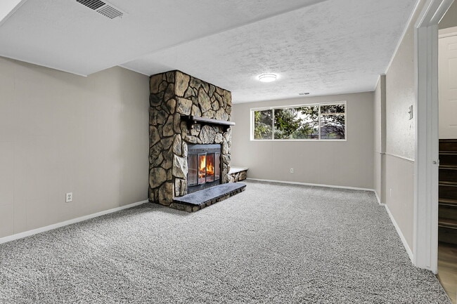 Building Photo - $2,950.00, 3-bed, 2.5-bath, located in Lak...
