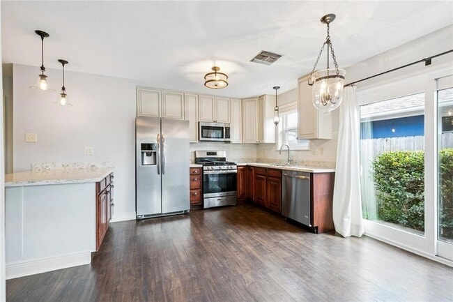 Building Photo - 1433 Poinsettia Dr