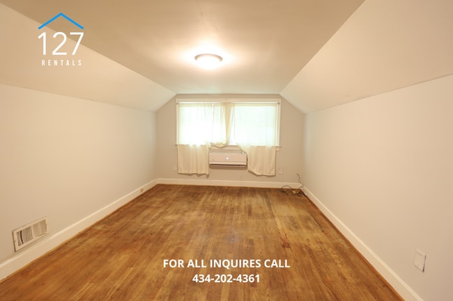 Building Photo - 3 Bedroom Unit with Electric and Water Utilities Included!!