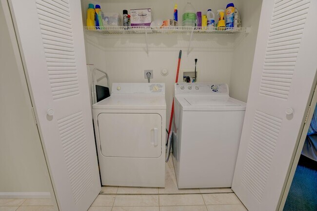 Building Photo - 200 Uno Lago Dr