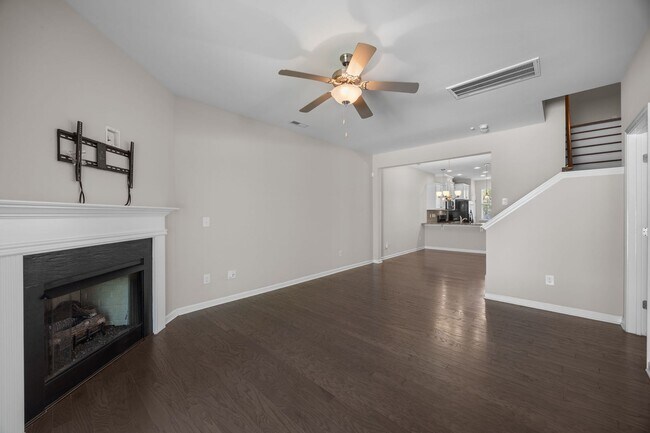 Building Photo - Gorgeous and Spacious 3 Bedroom Townhome, ...