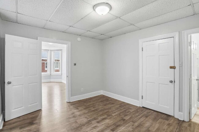 Building Photo - Welcome home to this newly renovated 2 bedroom top floor apartment