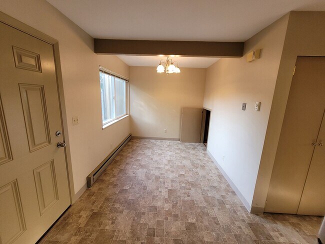 Building Photo - Well-kept 2-story townhome!