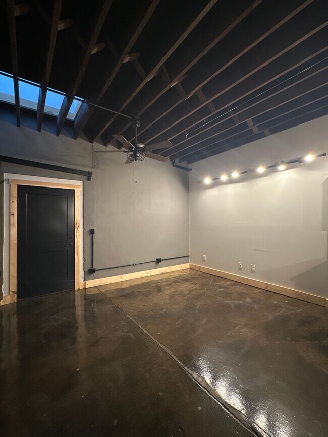 Building Photo - 1 Bed w/ 1.5 bath LOFT apartment with 2 car GARAGE - Hanover, PA