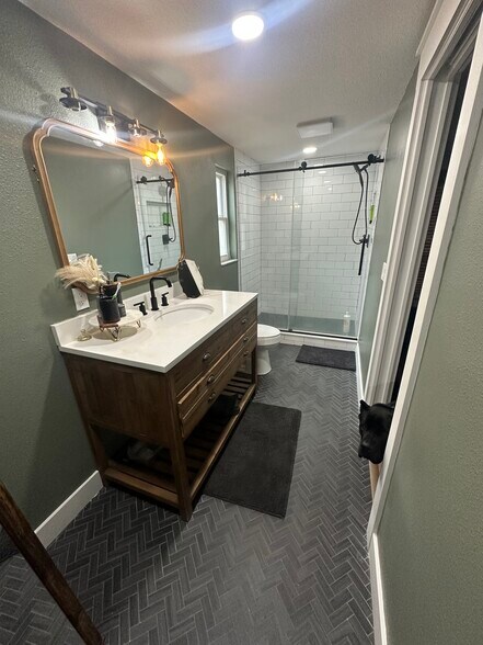 Primary bath - 508 Hillpine Way