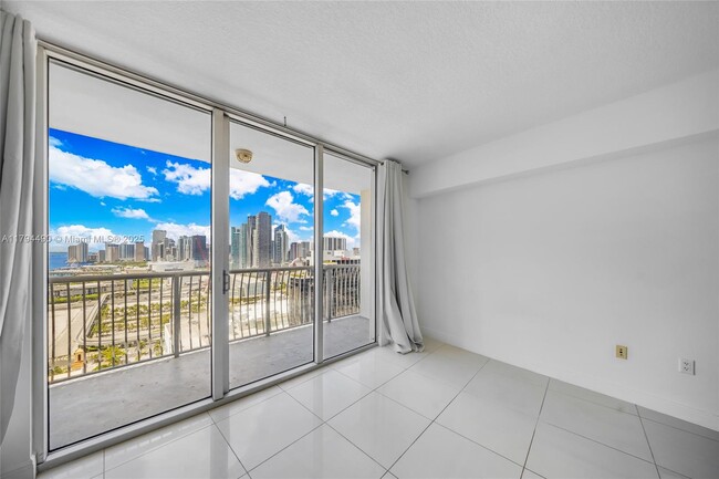 Building Photo - 1750 N Bayshore Dr