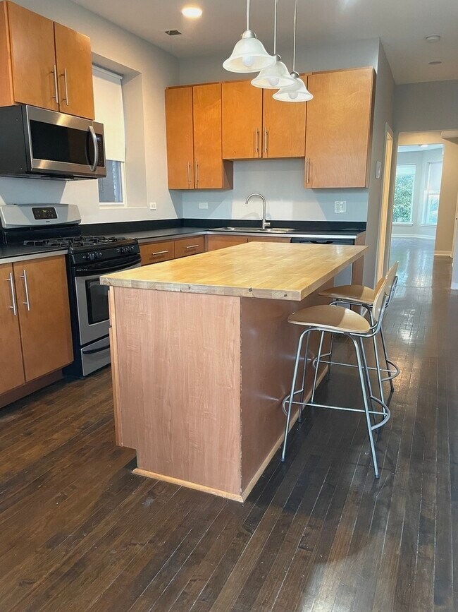 Building Photo - 3336 W Beach Ave