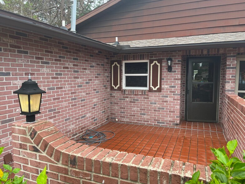 Building Photo - 114 Woodbridge Cir S