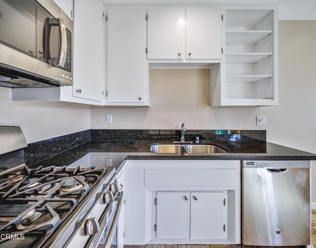 Building Photo - 590 N Los Robles Ave