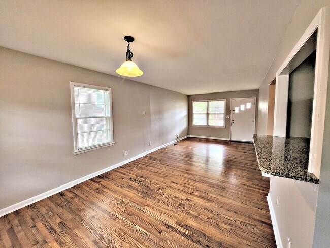 Building Photo - 2 Bedroom / 1 Bath Apartment