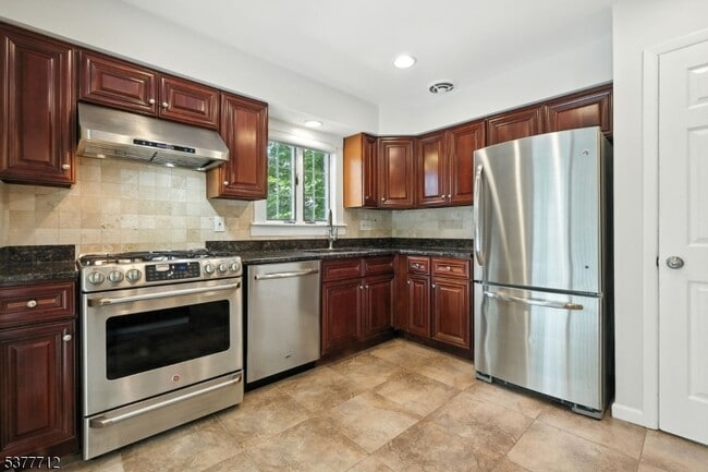Building Photo - 49 Canoe Brook Pkwy