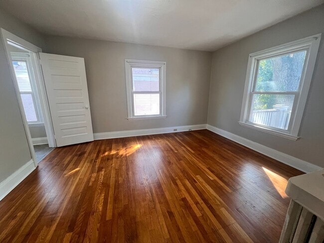 Building Photo - 641 Parkwood St NE