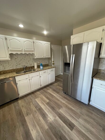 Stainless steel appliances and granite countertops - 7991 E Hampden Cir