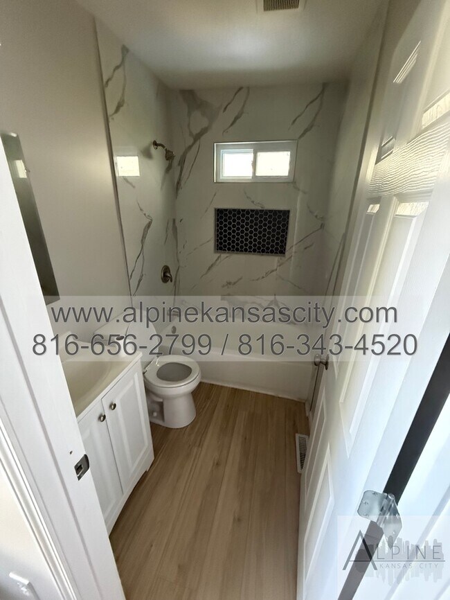 Building Photo - Beautiful Midtown Rehab!