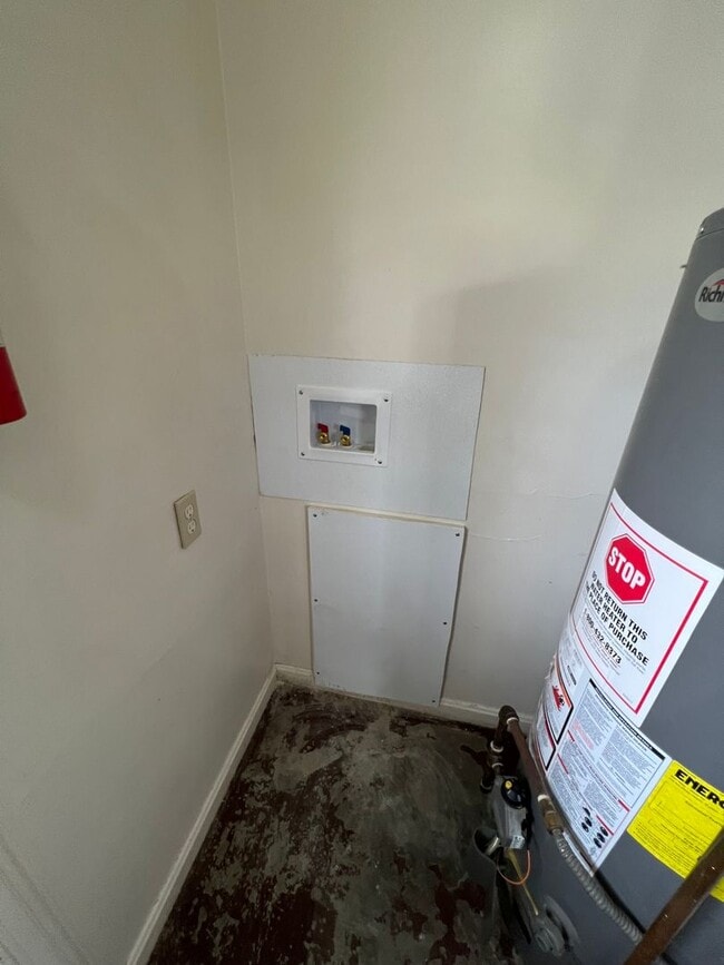 Building Photo - Corner Lot 2 Bedroom 1 bath new Hardwood f...