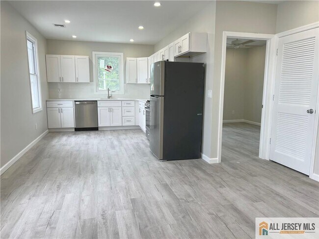 Building Photo - 588 Livingston Ave