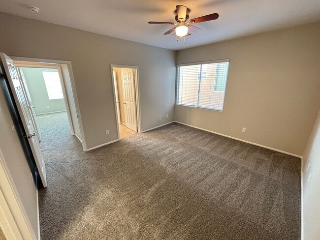 Building Photo - Gorgeous 6Bed/5Bath/4Car, 2-Story Home located in the Mountains Edge