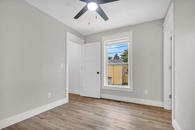 Building Photo - 307 W Kenwood Dr