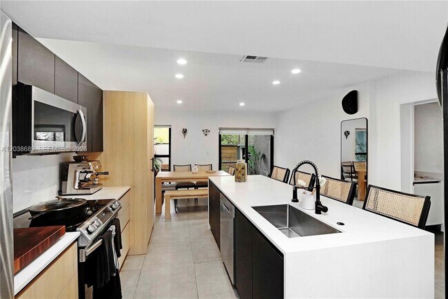 Building Photo - 3138 Mary St