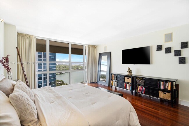 Building Photo - 600 NE 36th St