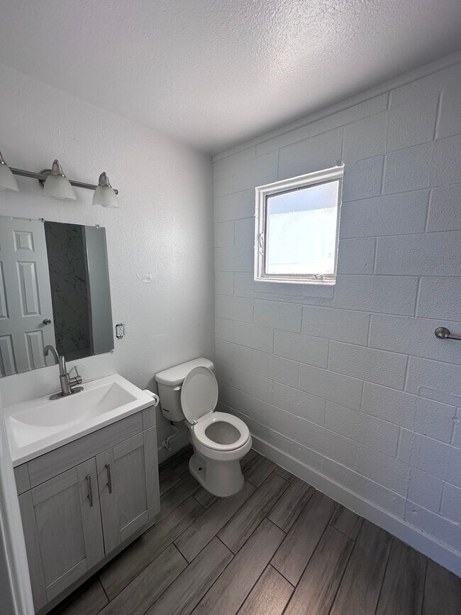 Building Photo - Studio Loft in the Arts District