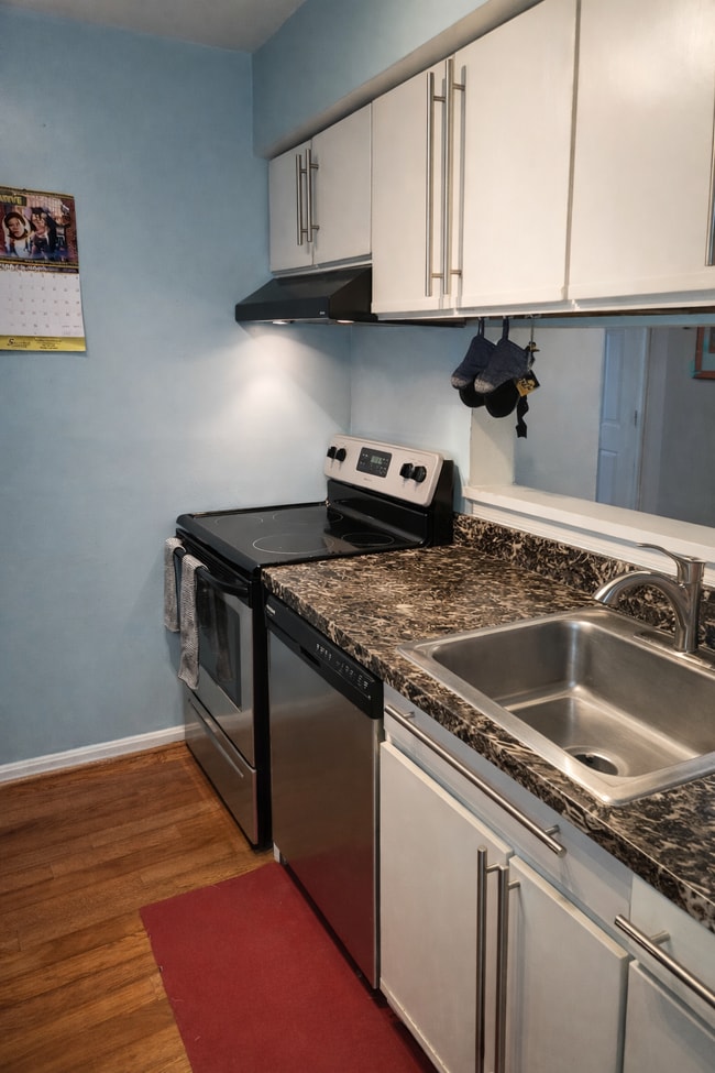 Building Photo - 1637 Carriage House Terrace