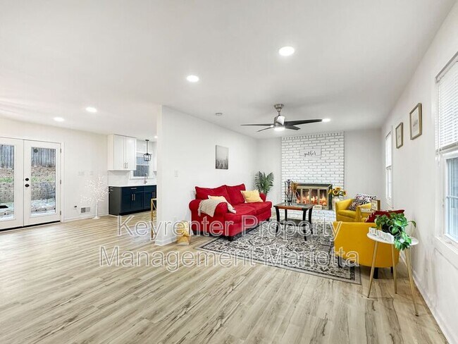 Building Photo - 651 Inglis Dr S E