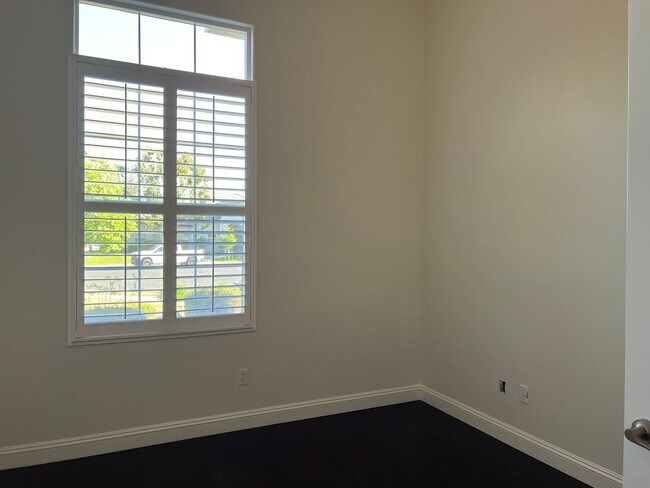 Building Photo - Gated Grand Island Home!