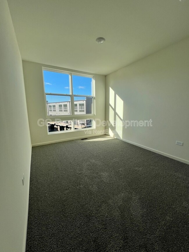 Building Photo - 1265 Lakepointe Dr