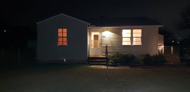 Building Photo - 1103 Roosevelt St