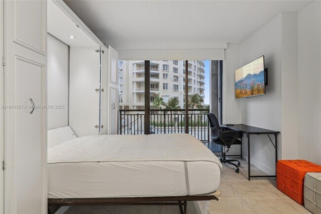 Building Photo - 540 Brickell Key Dr